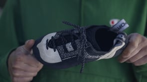 Charger et lire la vidéo dans la visionneuse de la Galerie, Katana Laces Woman - blanc/noir, chaussons d'escalade femmes